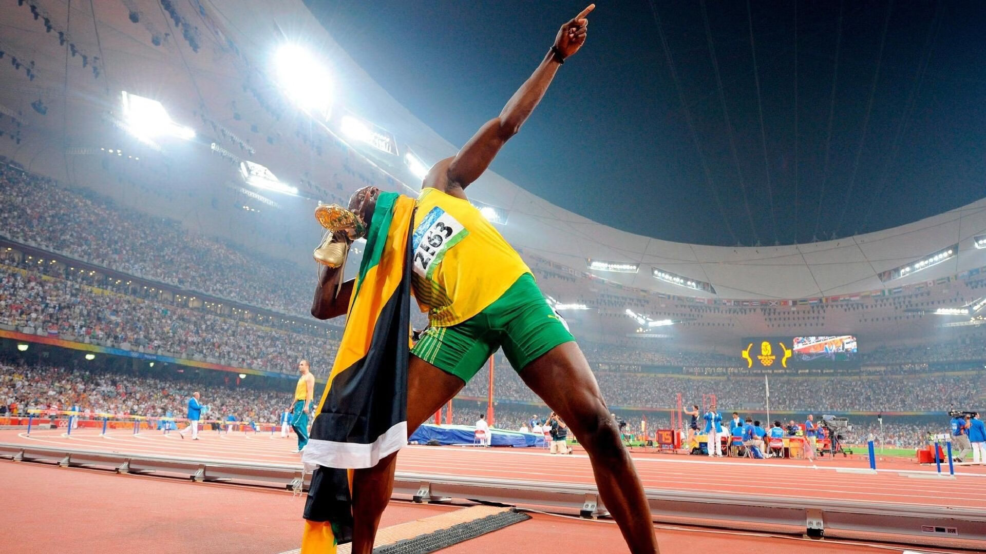 “腰旗美式橄榄球：成都七中东部赛场成现代竞技舞台”